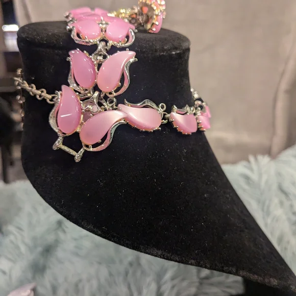 1950s Vintage Thermoset Barbie Pink 3 Piece Jewelry Set - Picture 5 of 15